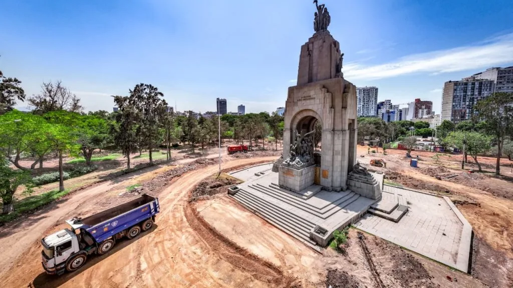 Monumento a los Defensores de la Frontera en el Campo de Marte, durante la remodelación del parque
