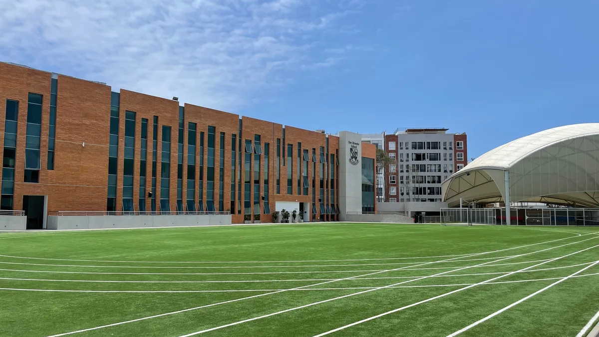 Cancha y pabellón de aulas del San Silvestre School, en Miraflores