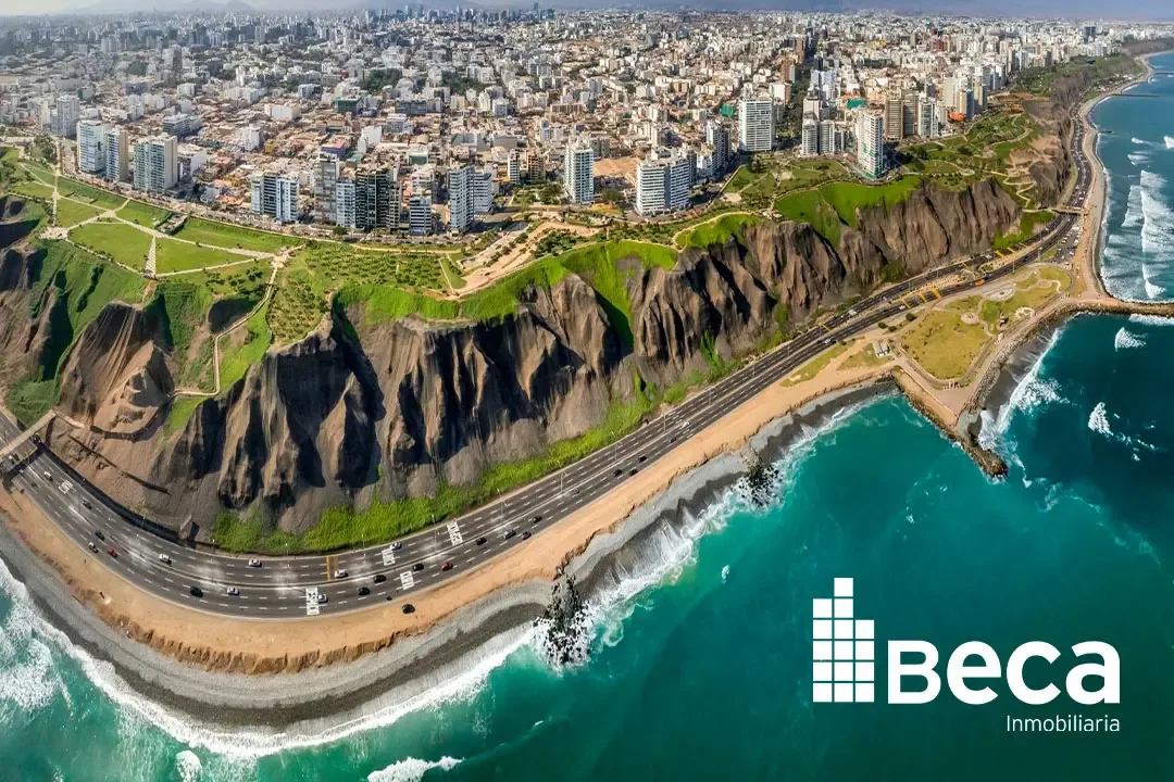 Edificios residenciales frente al malecón de Miraflores, uno de los distritos más caros de Lima