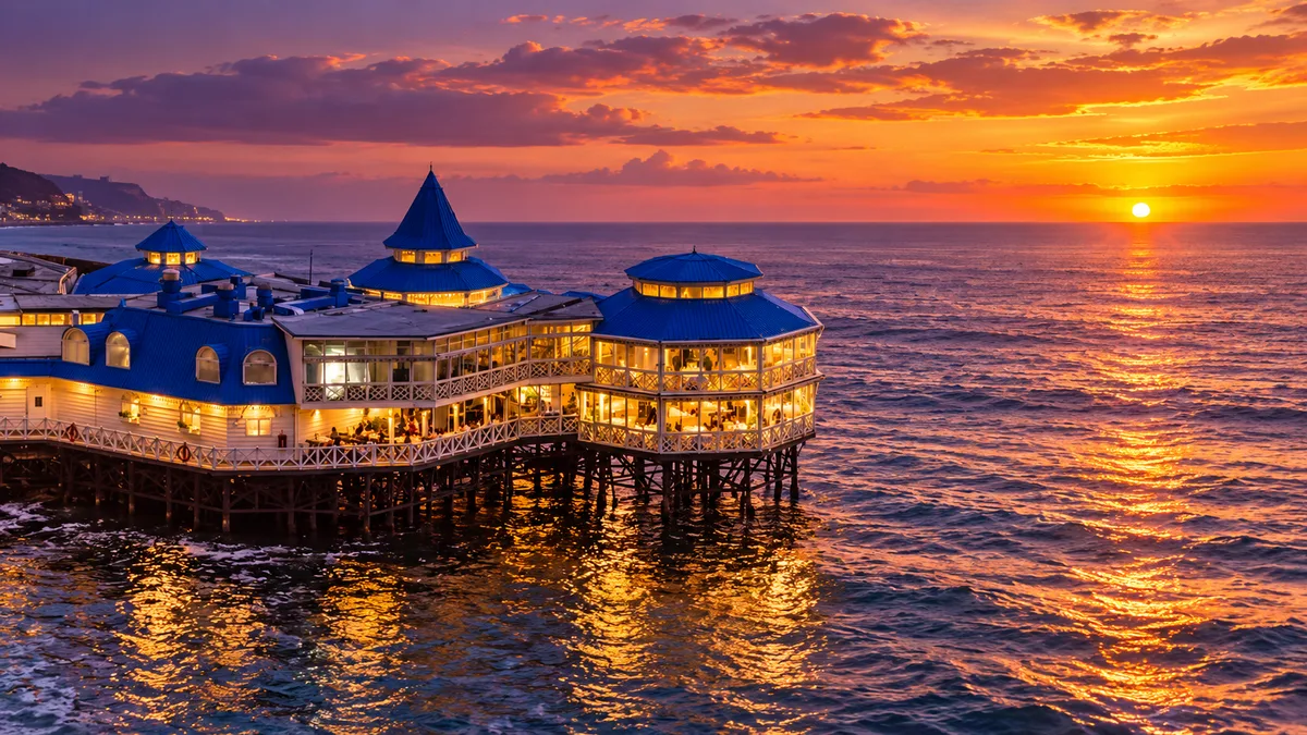La Rosa Náutica, restaurante sobre el espigón de Miraflores, al atardecer frente al mar