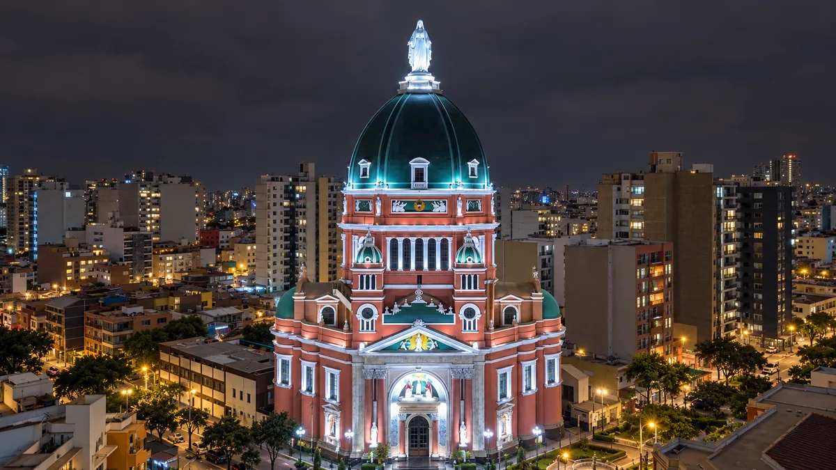 Iglesia La Cúpula iluminada de noche en Magdalena del Mar, Lima