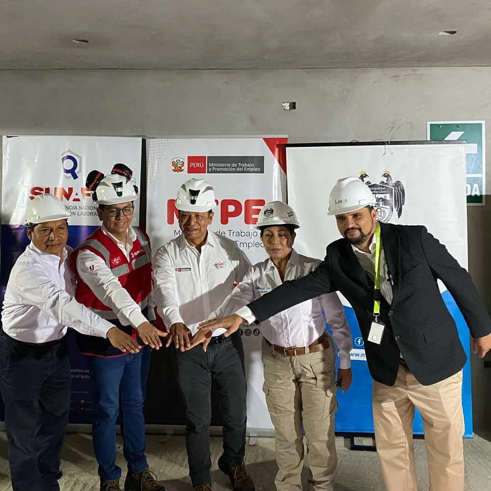 Juan Ernesto Zúñiga en obra con representantes de SUNAFIL, el Ministerio de Trabajo y la Municipalidad de Pueblo Libre